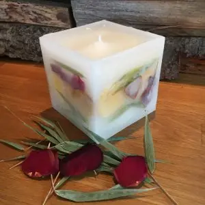 Bambuskerze – Bambus, Blüten und Rosenblätter